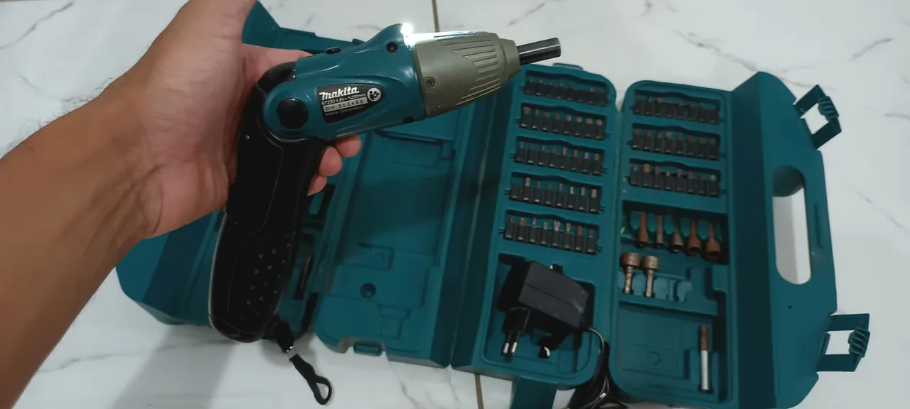 Parafusadeira/Furadeira Makita com Kit Completo