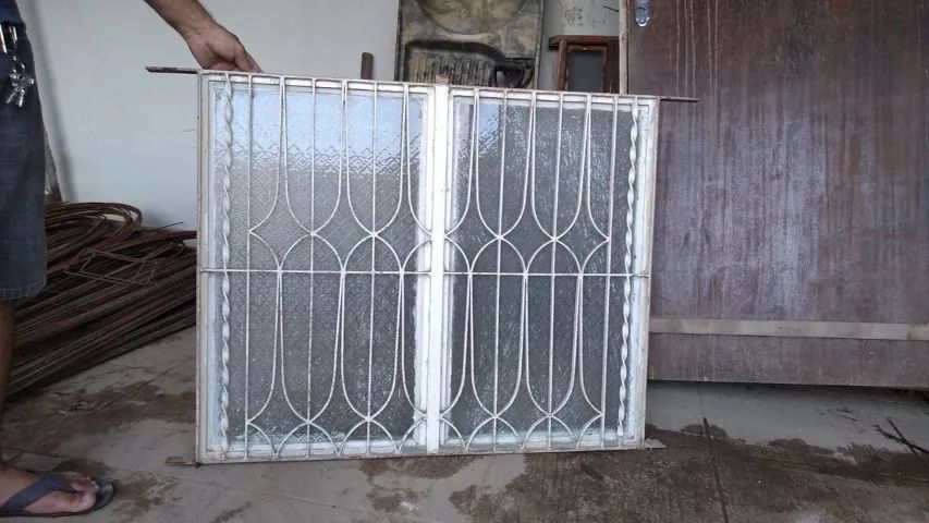 Vendo janela de ferro com vidros