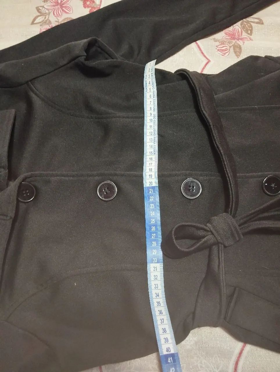 Casaco feminino preto com cinto - Foto 5