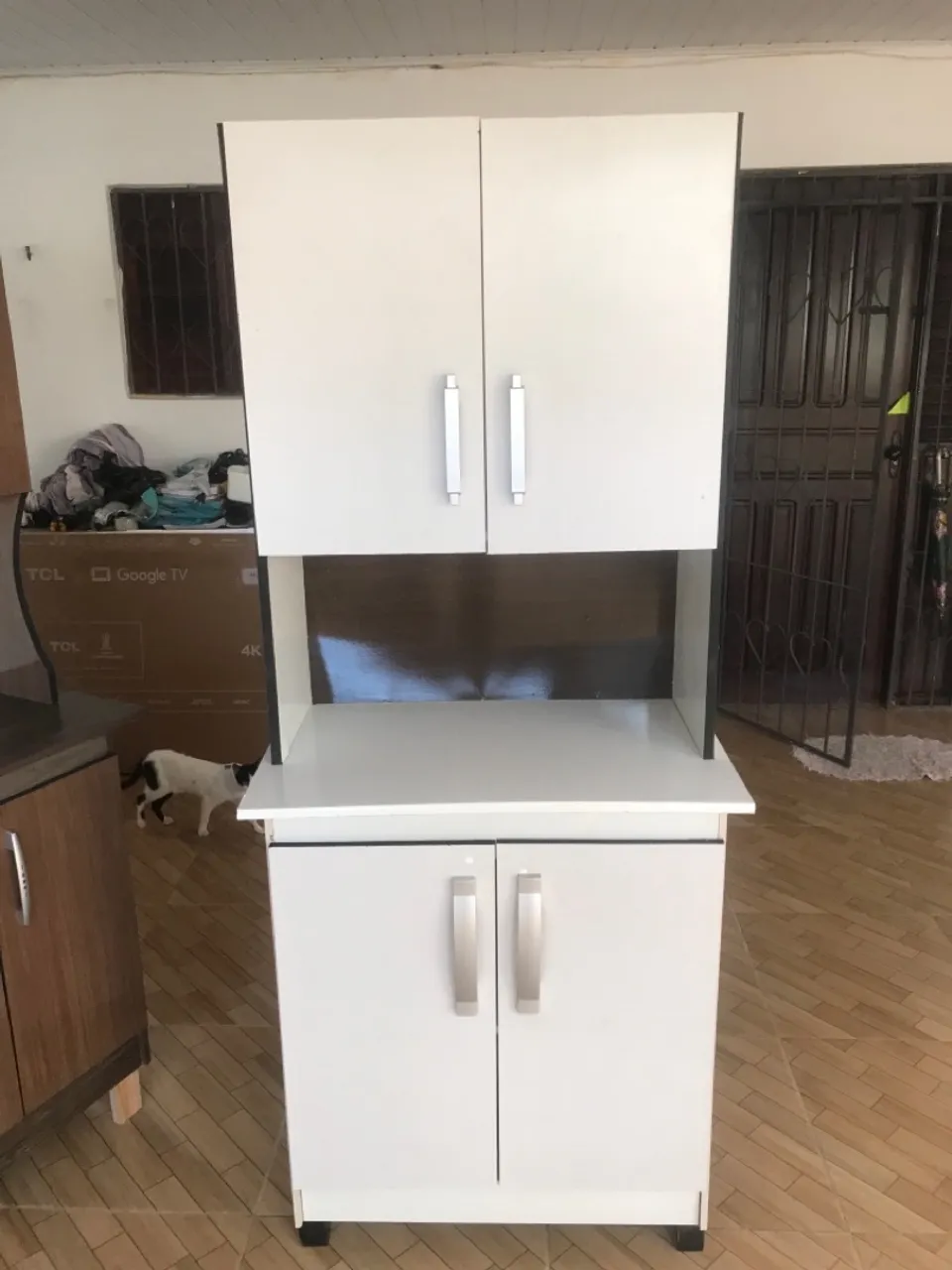 Armário Branco com Prateleira e Portas