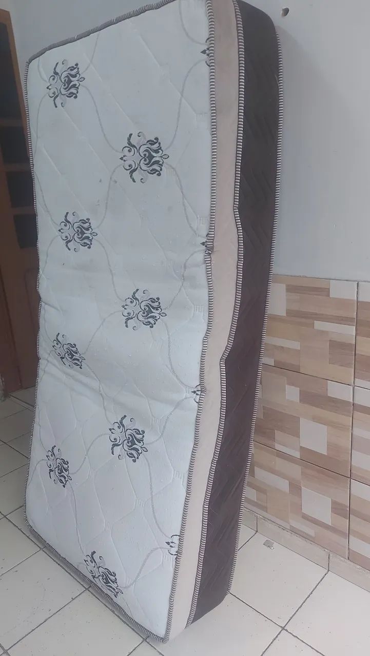 Colchão de mola com bordado