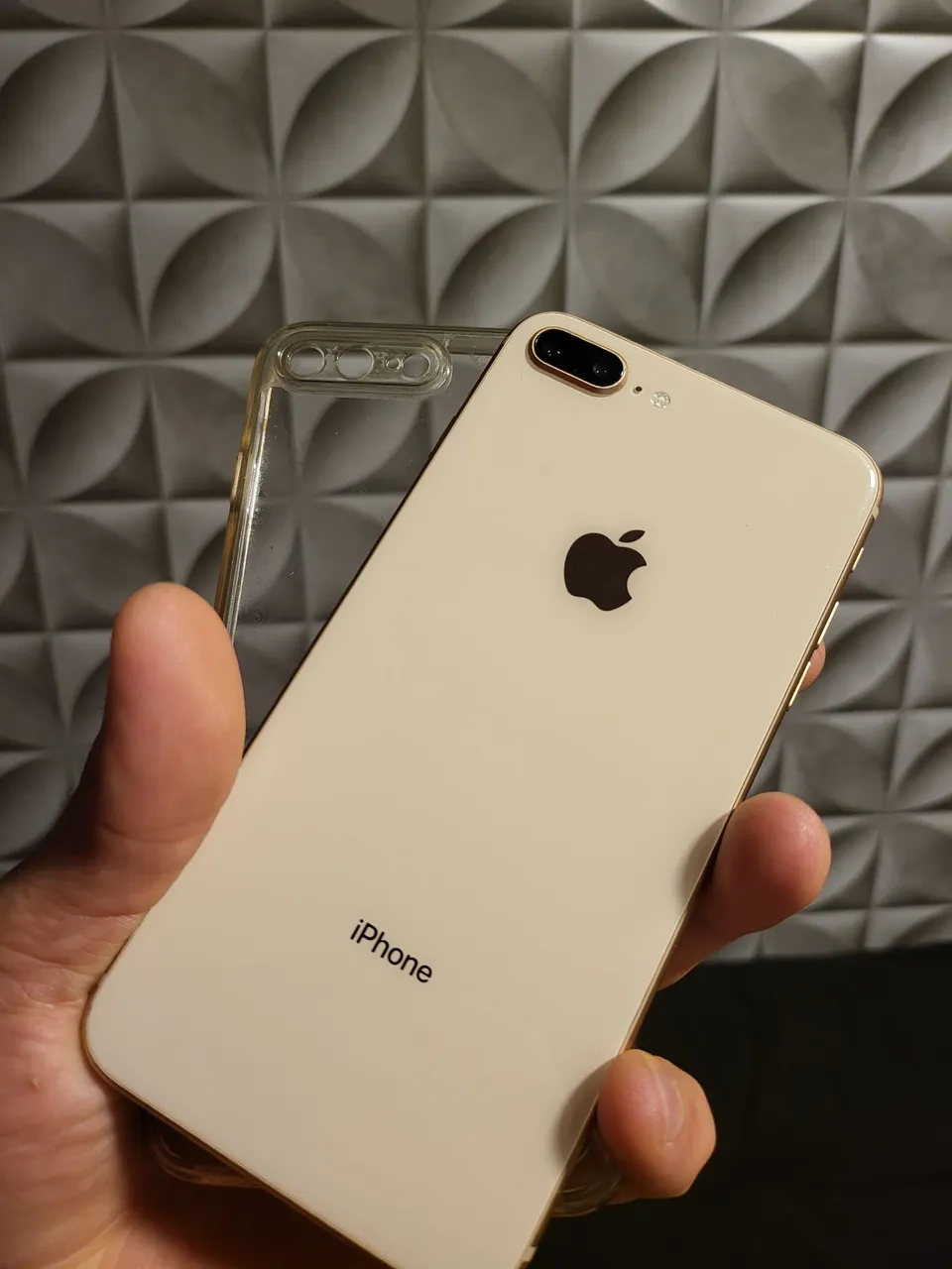 Iphone 8 plus 64gb com capinha e película impecável.72% aparelho sem detalhes.