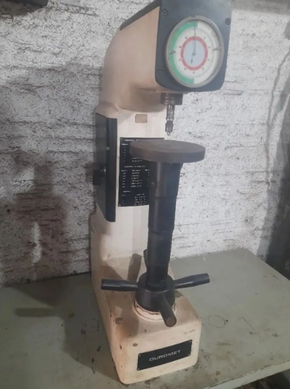 Durometro de bancada Duromet, com todas as ferramentas de medição (ACOMPANHA BANCADA AÇO) - Foto 3