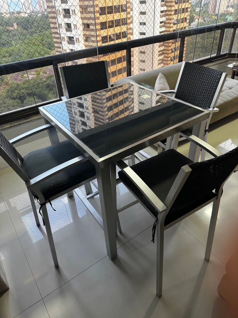 Mesa Tipo Bar Moderna com 4 Cadeiras - Alumínio e Vidro