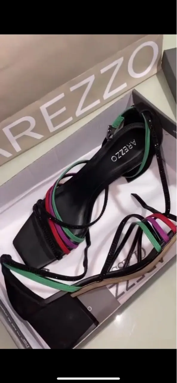 Sandália Arezzo Preta com Tiras Coloridas