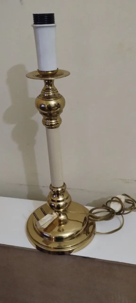 Luminária de Mesa Dourada. - Foto 2