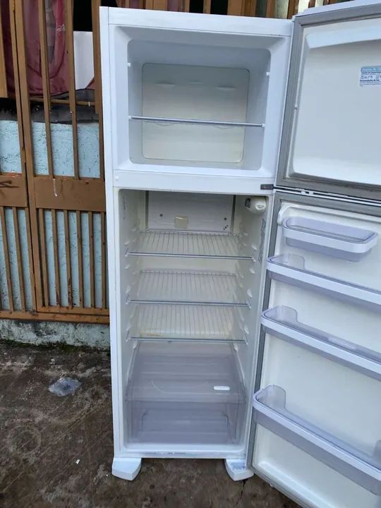 Vendo geladeira Electrolux 400L gelo seco funcionando perfeitamente testo na hora  - Foto 3