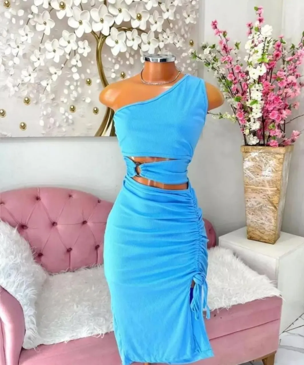 Vestido Azul com Detalhes e Fenda Lateral