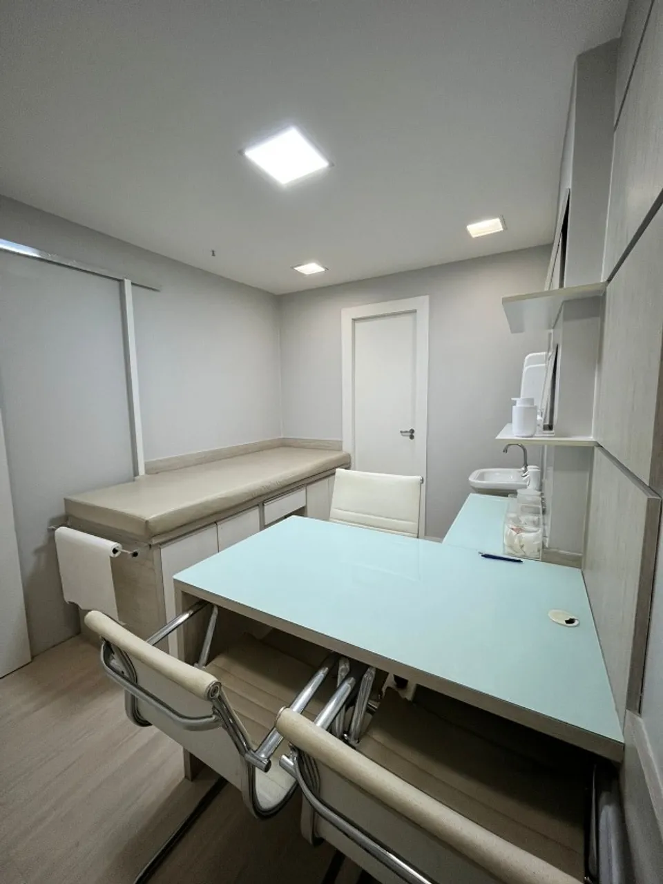 Sublocação de sala mobiliada - Centro de Nova Iguaçu - Estética / Nutrição / Médico
