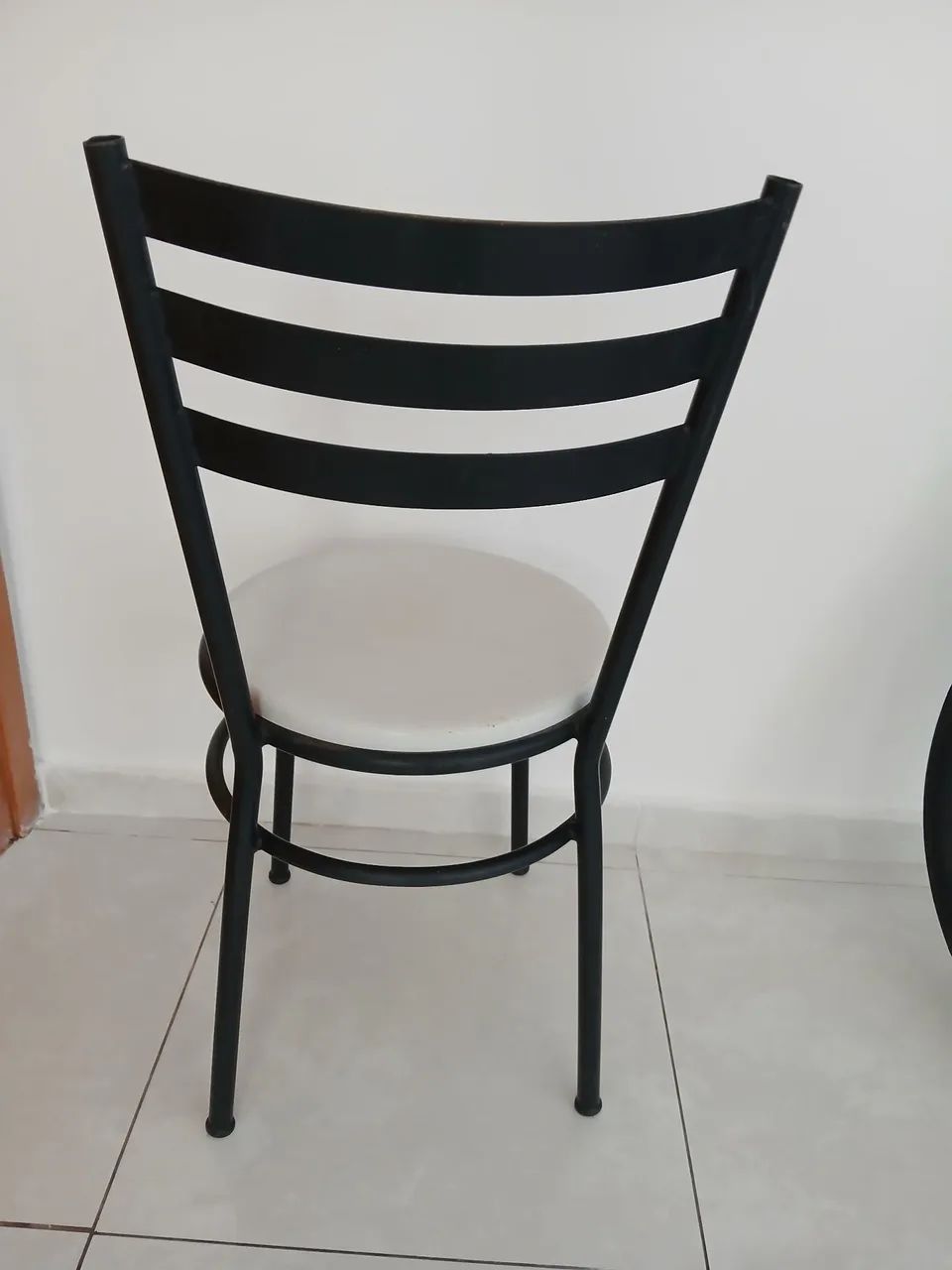 Cadeiras de ferro com assento branco - 4 peças - Foto 3