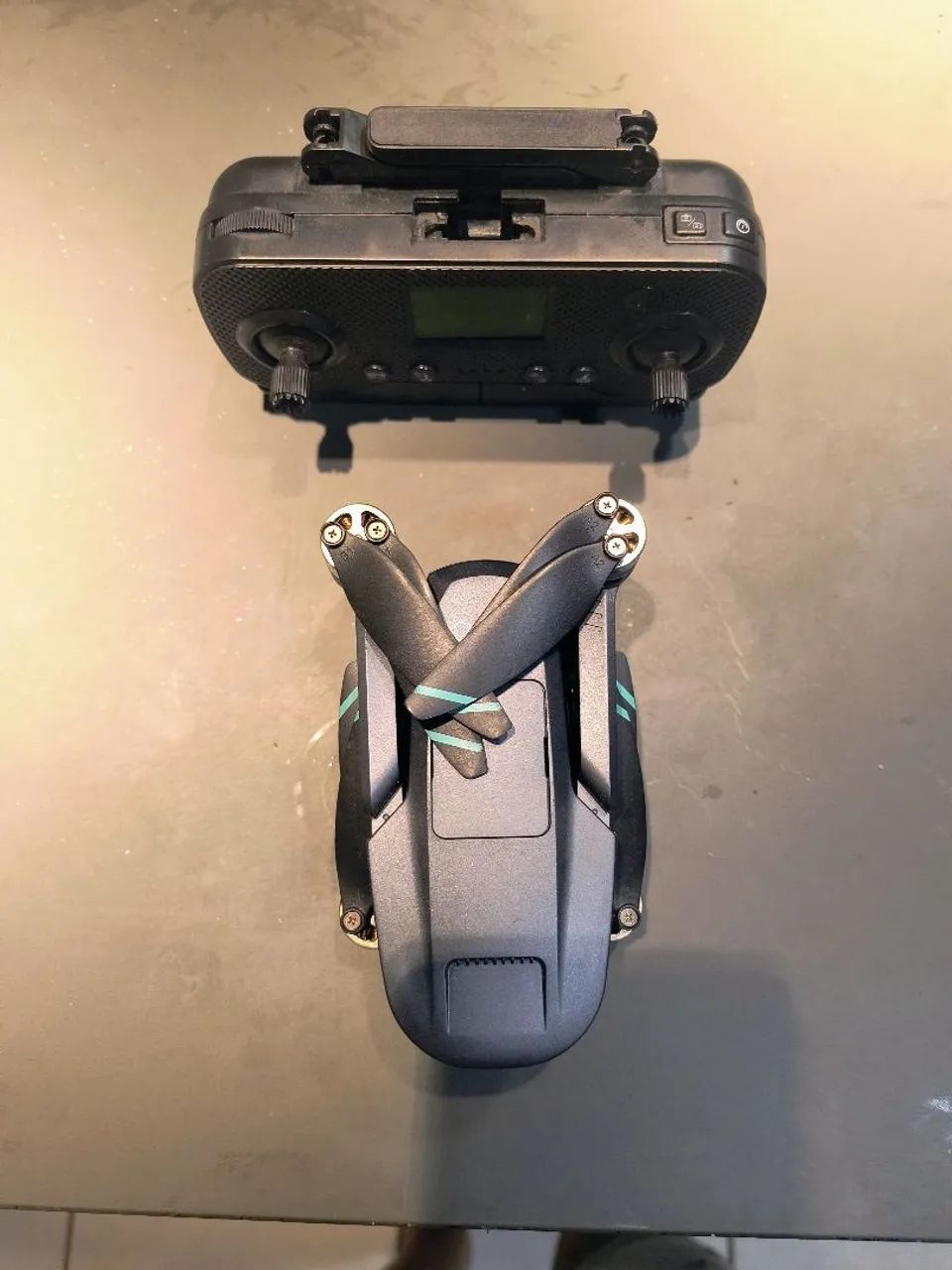 Drone com câmera e controle remoto