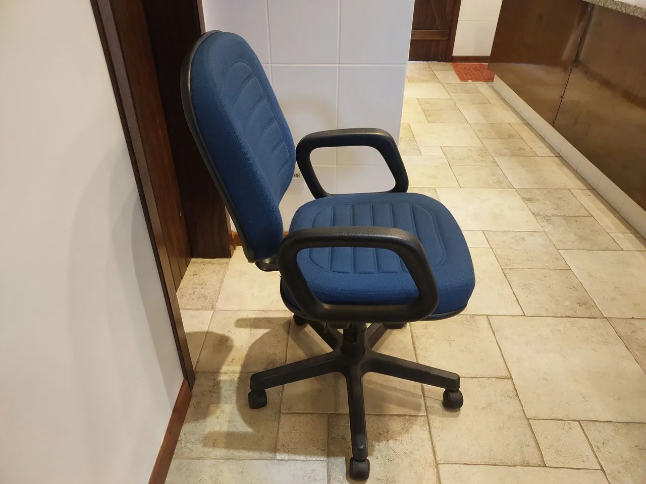 Cadeira de Escritório Azul com Rodinhas