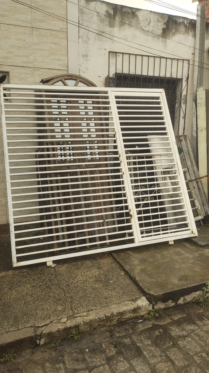 Portão bem conservado 230 x220