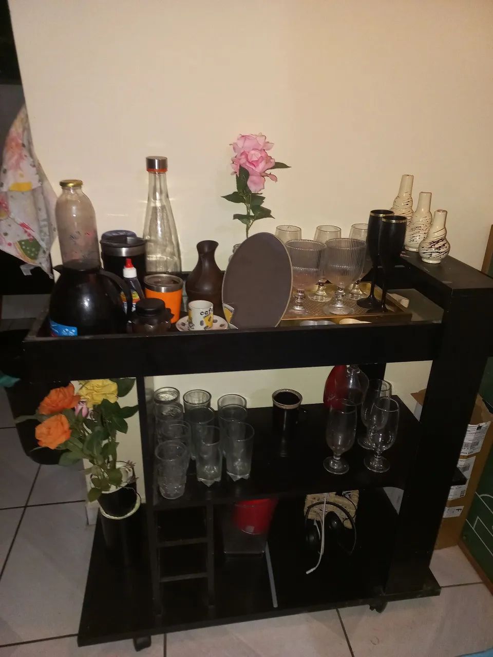 Barzinho preto de madeira boa com rodinhas - Foto 3