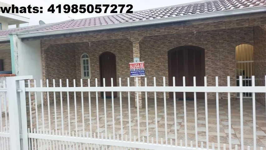 Meia quadra da praia, duas casas na mesma quadra,comporta 9 pessoas cada casa