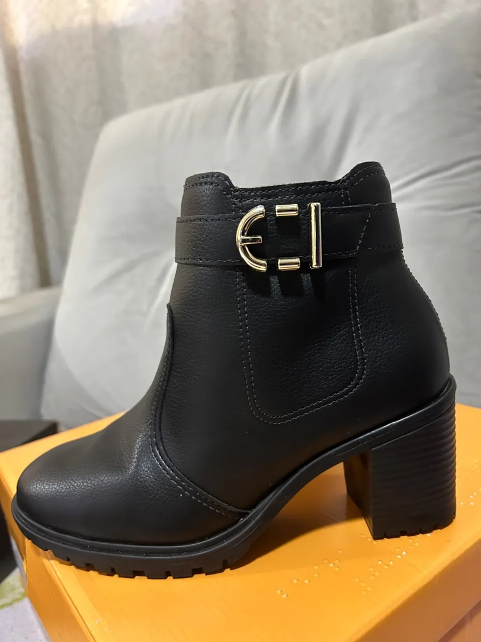 Bota Feminina Cano Curto Salto Bloco Preta