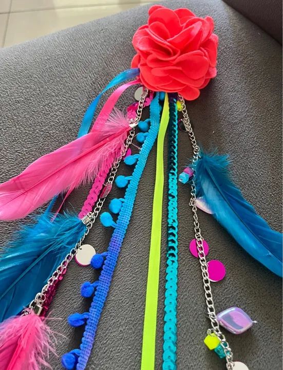 Acessório de cabelo com plumas e flores, adereço de carnaval 2025