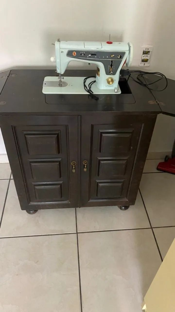 Máquina de Costura Singer Multiponto com Gabinete Original em Madeira