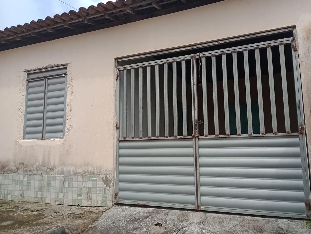 VENDE-SE CASA 2/4 EM CAPELA