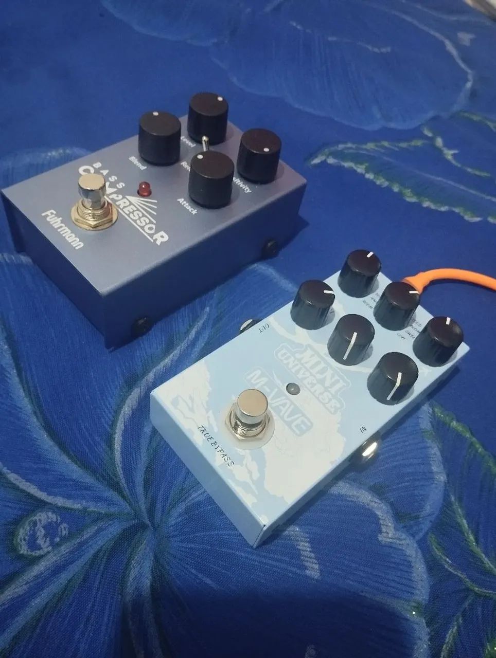 Selling bass compressor pedal and Mini Universe M-Wave