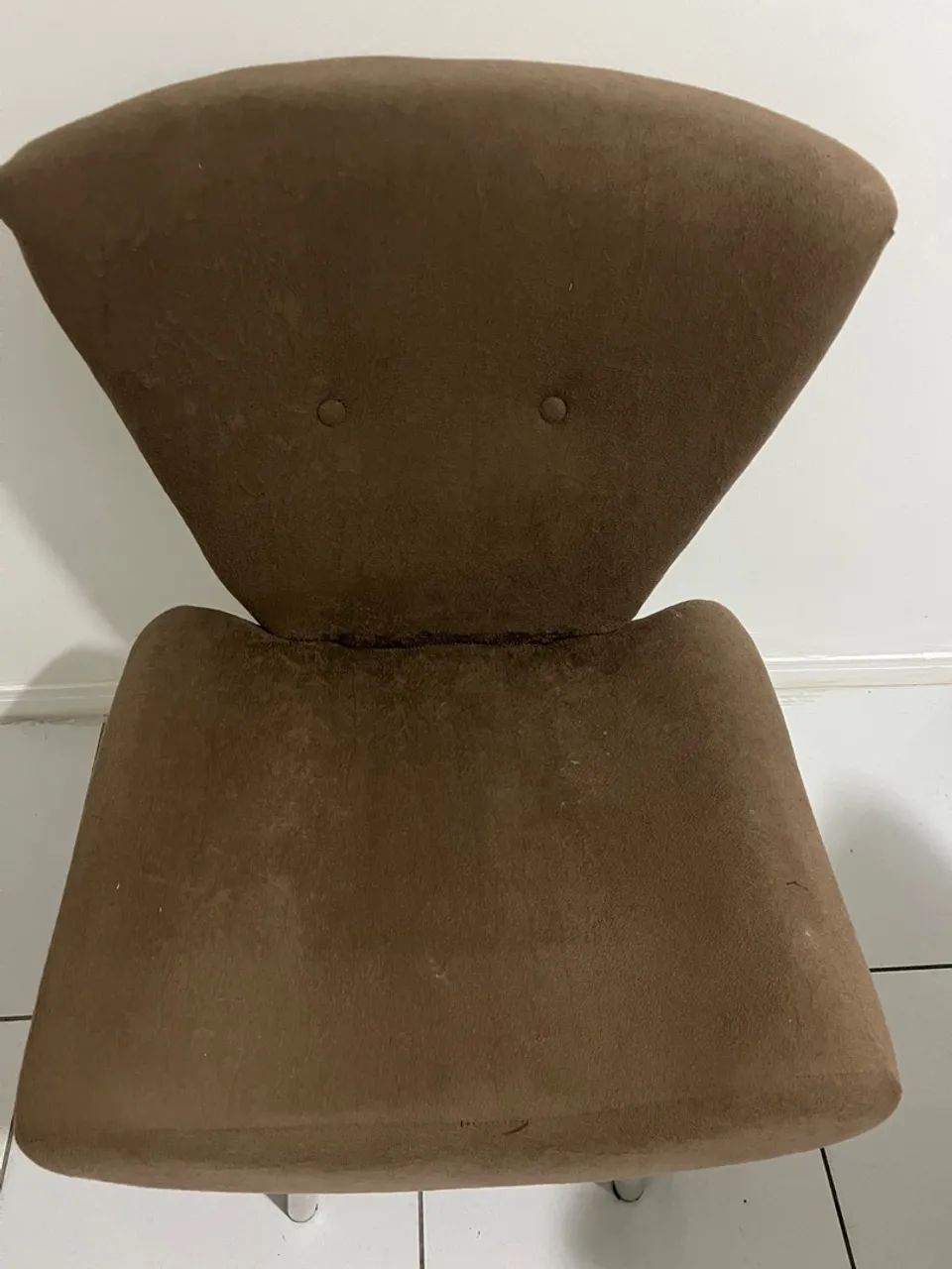 Poltrona moderna em suede marrom - Foto 2