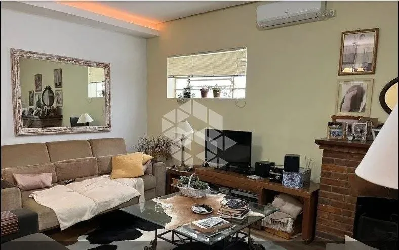 Casa de veraneio, plana, espaçoso living com lareira, 1 dormitório, banheiro social, cozin