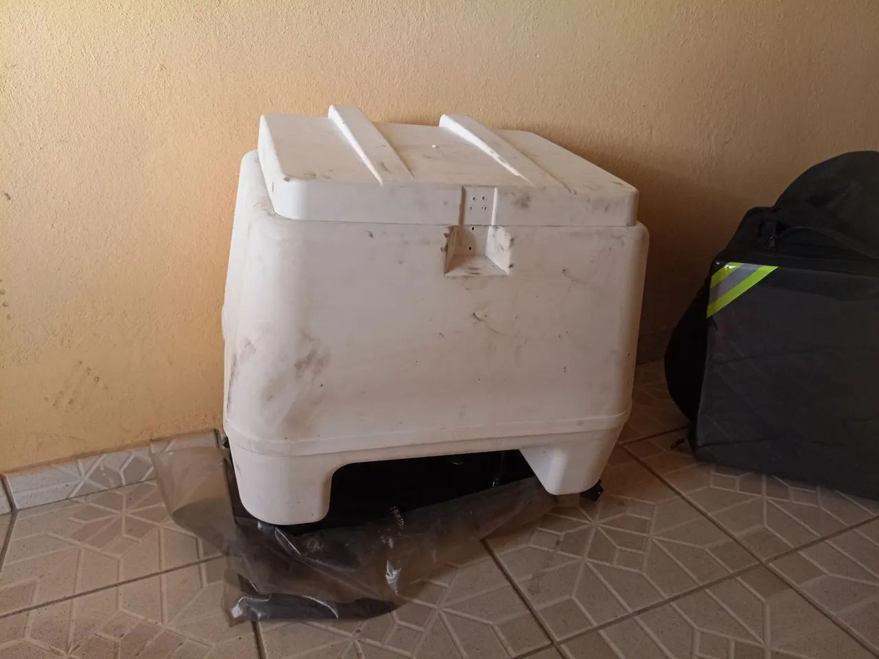 Baú com suporte só pega e montar 