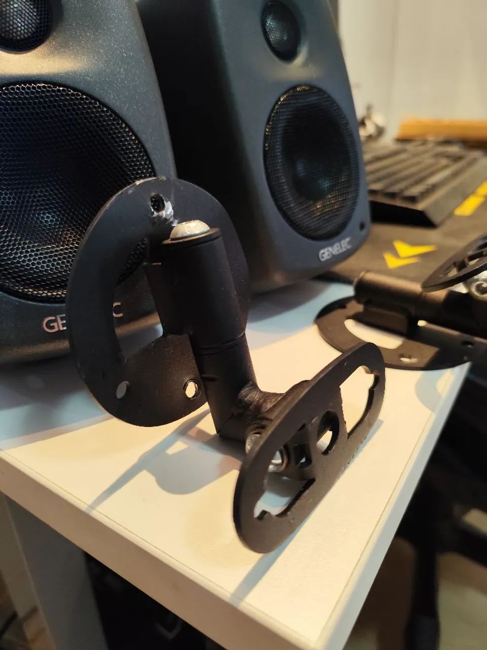 Par de monitores de áudio Genelec com suporte para parede - Foto 5