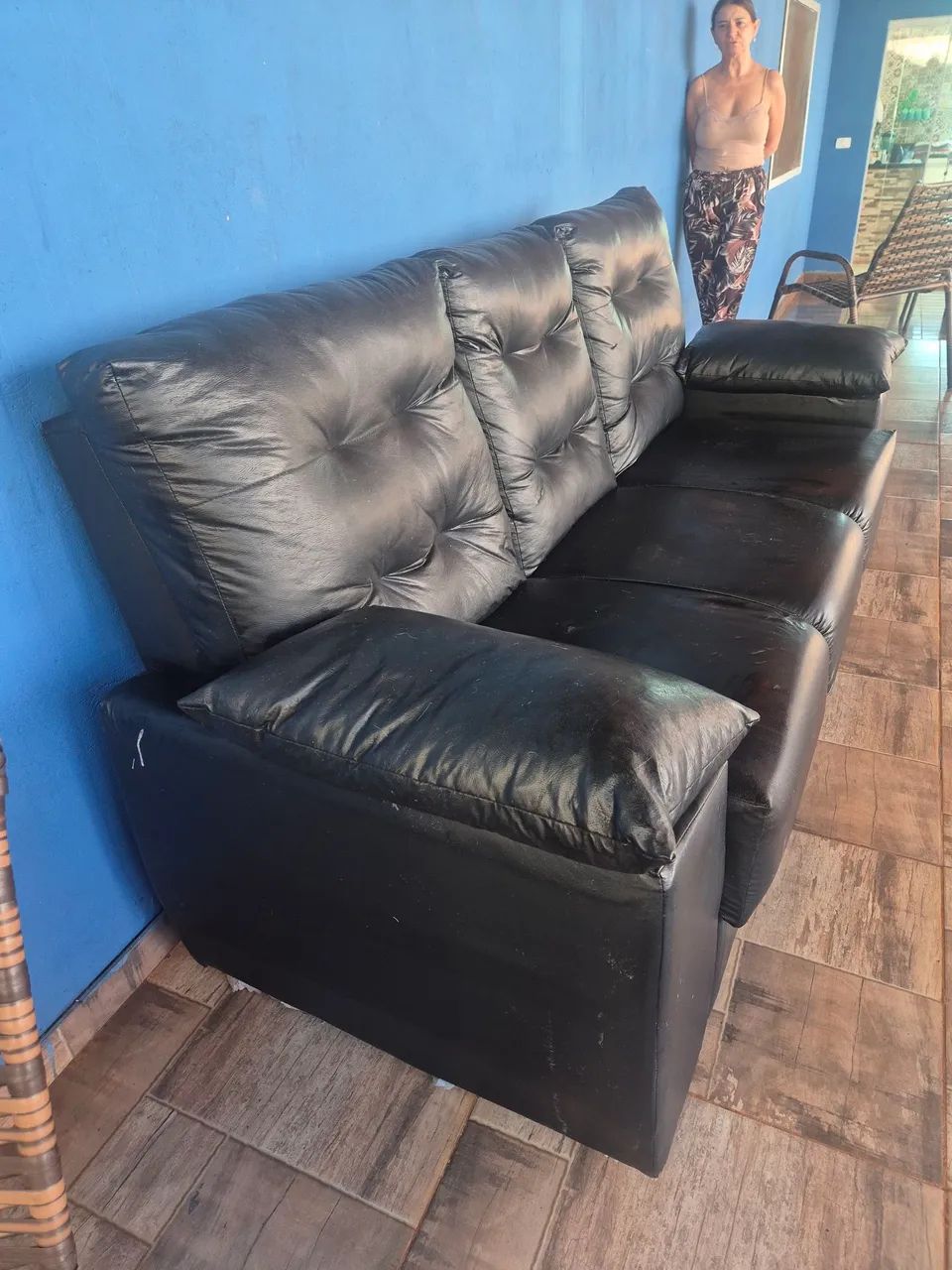 Vendo sofá no courino com detalhes R$350.00 - Foto 2