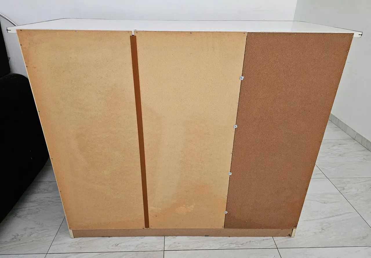 Cômoda 4 gavetas e porta lateral (Bem Conservada) - Foto 3