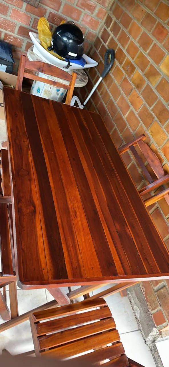 Mesa com seis cadeiras 
