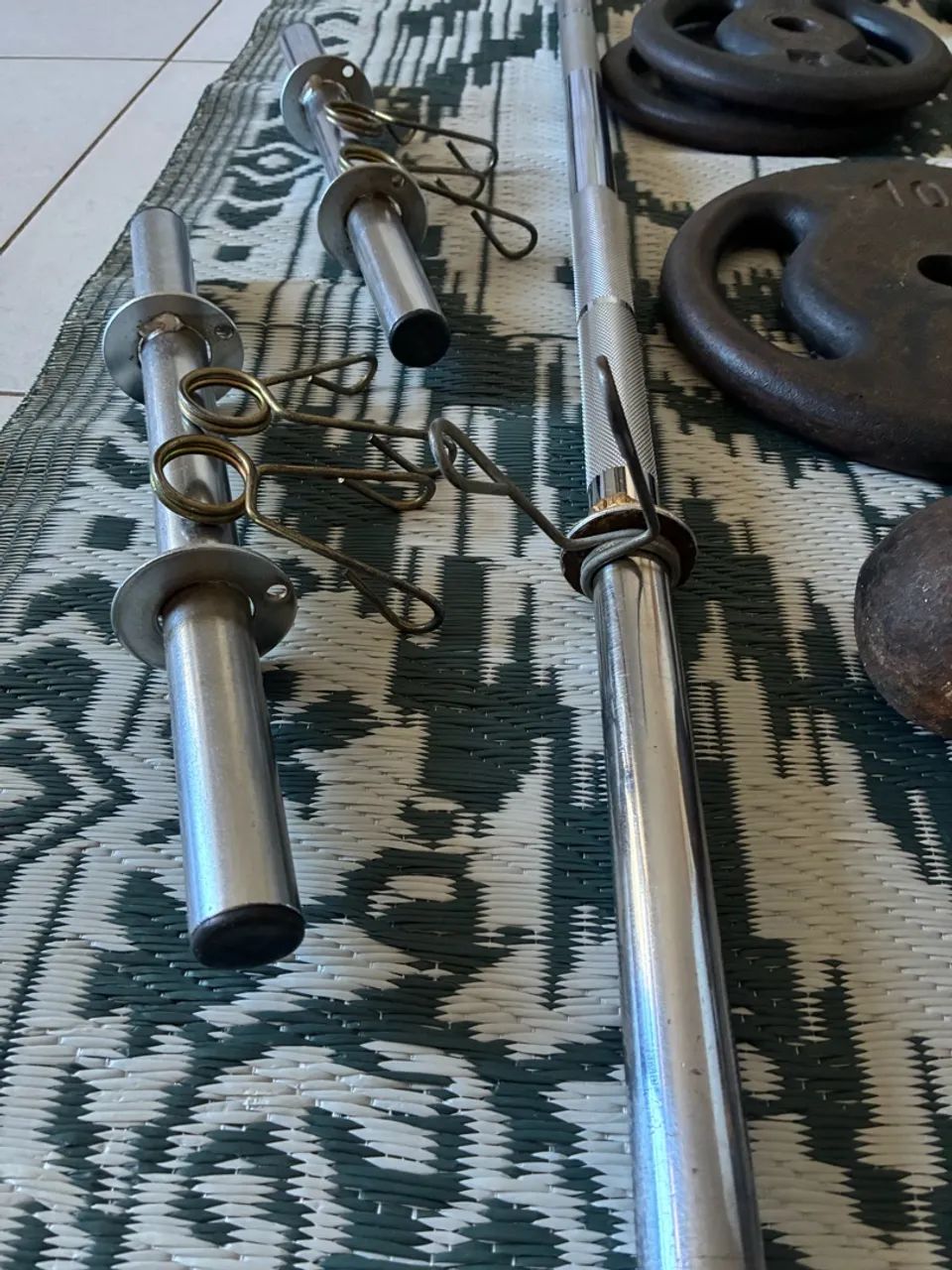 Kit academia Anilhas + barras e alteres - Foto 5