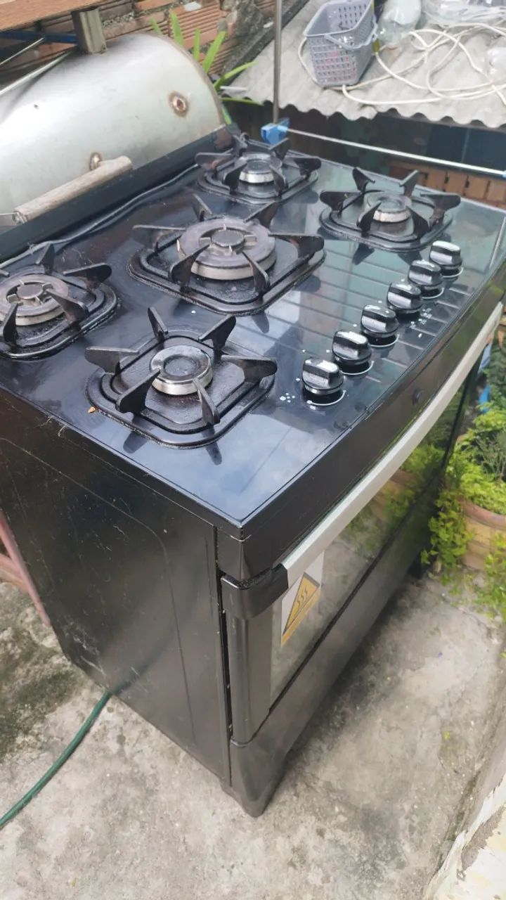 Vendo um fogão de 5 bocas precisa de reparos no mais está inteiro funcionando .