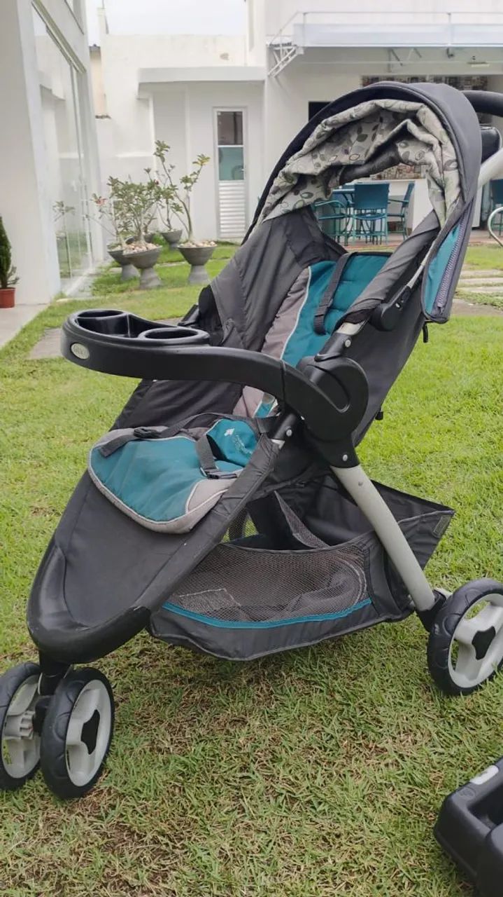 Carrinho com bebe conforto 