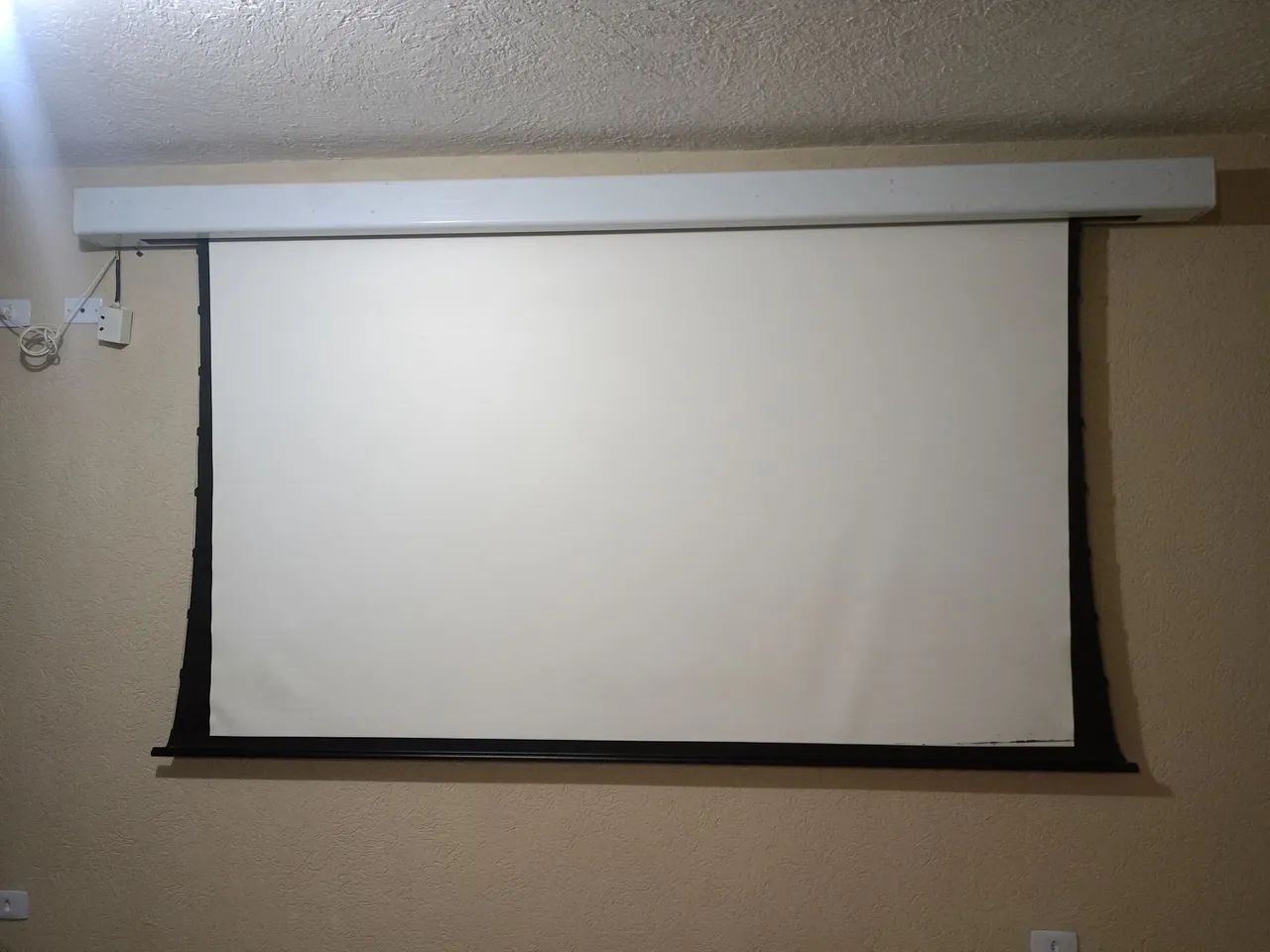 Tela para projetor automática 