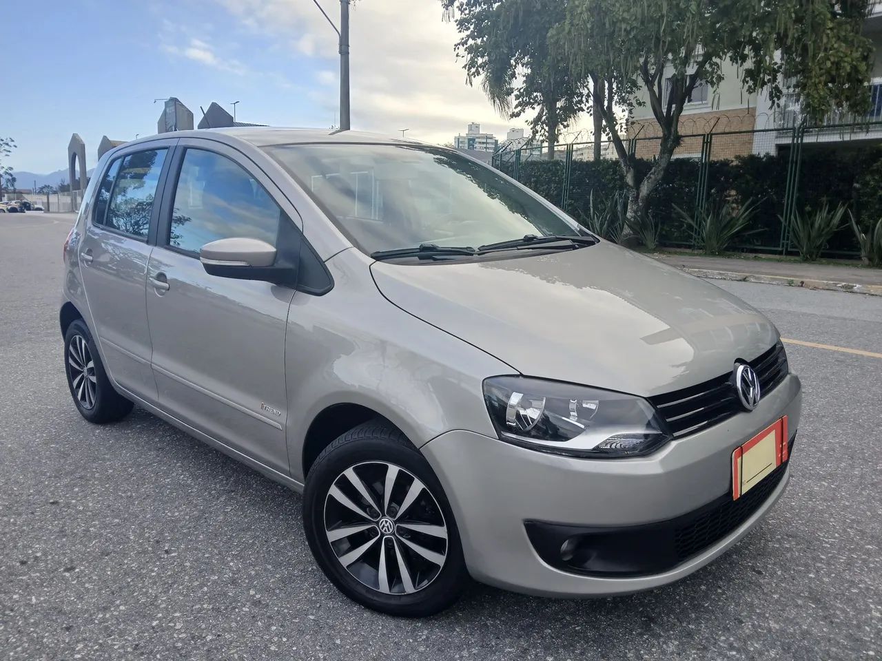 Volkswagen Fox 1.0 MI Total Flex 8V 5P 2013 - Foto 2