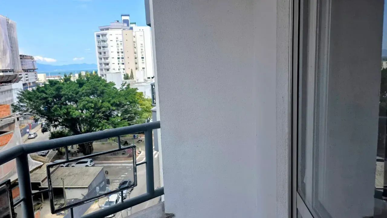 Apartamento no Kobrasol de 3 dormitórios com suíte, dependência completa e garagem - Foto 5