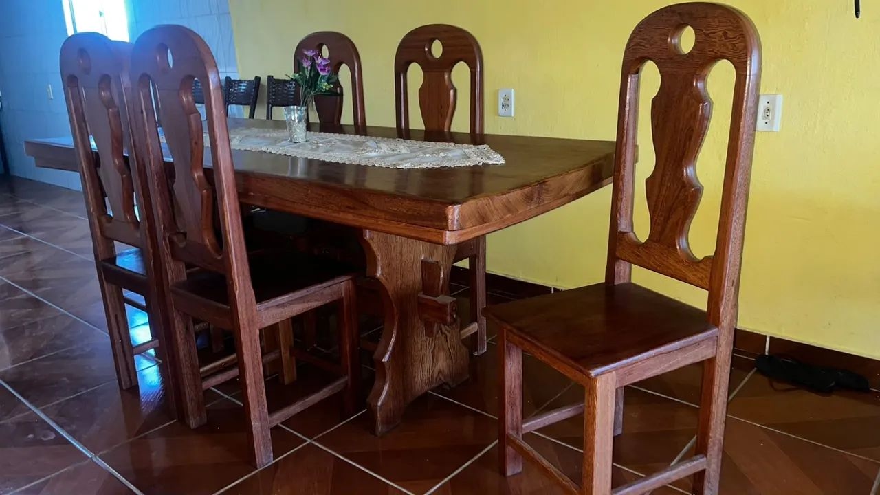 Mesa de madeira com 6 Cadeiras