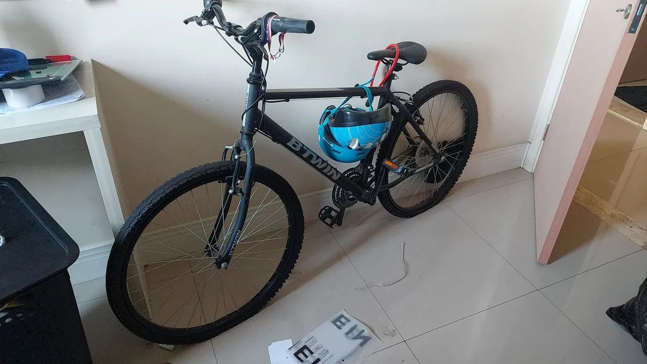 Bicicleta com capacete  - Foto 2
