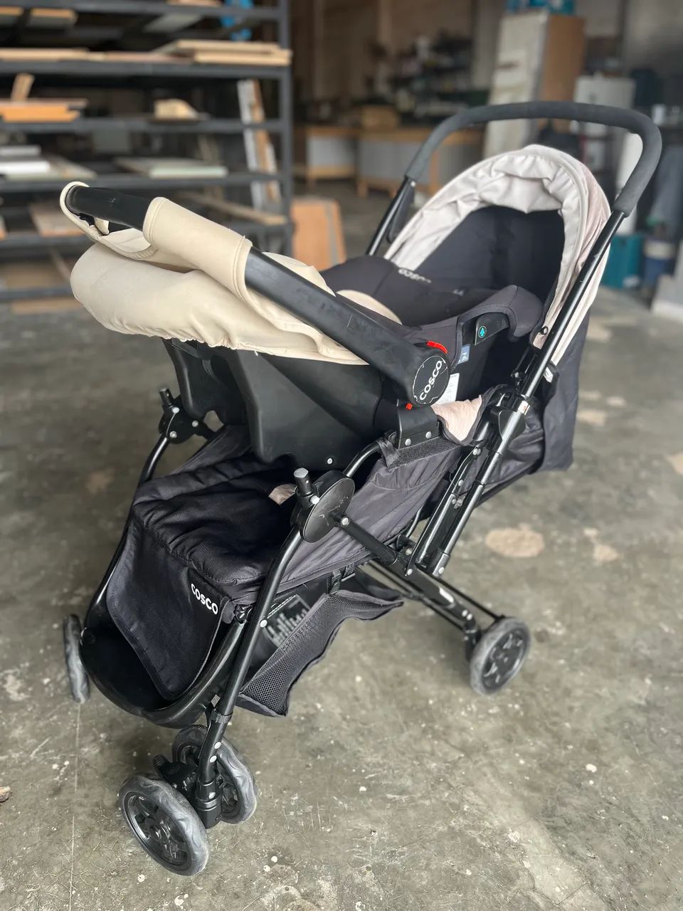 Carrinho de bebê cosco com bebê conforto e base para veículo.  - Foto 4