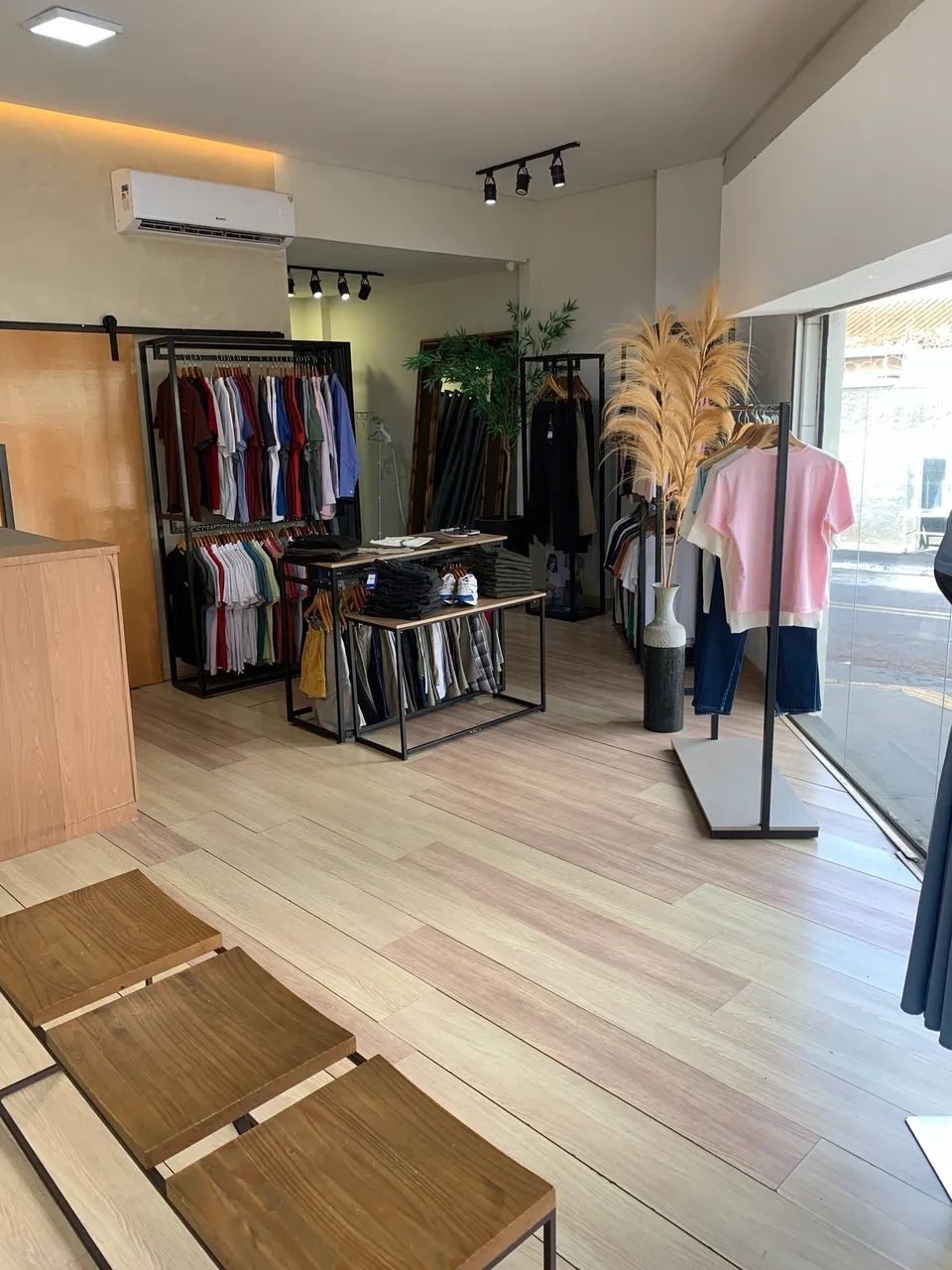 Estoque de roupas e móveis para loja de roupa  - Foto 2