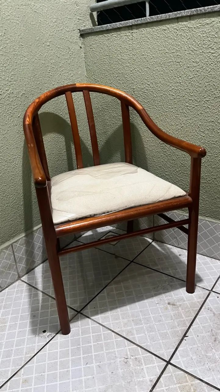 VENDO CONJUNTO DE MESA COM VIDRO + 2 CADEIRAS DE MADEIRA - Foto 2