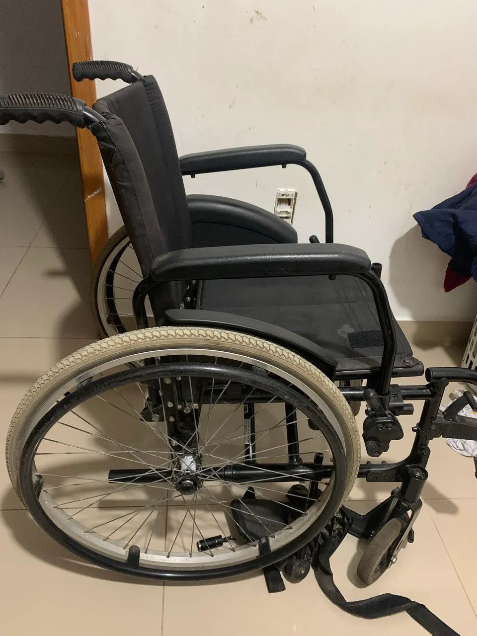 Vendo cadeira de rodas  - Foto 4