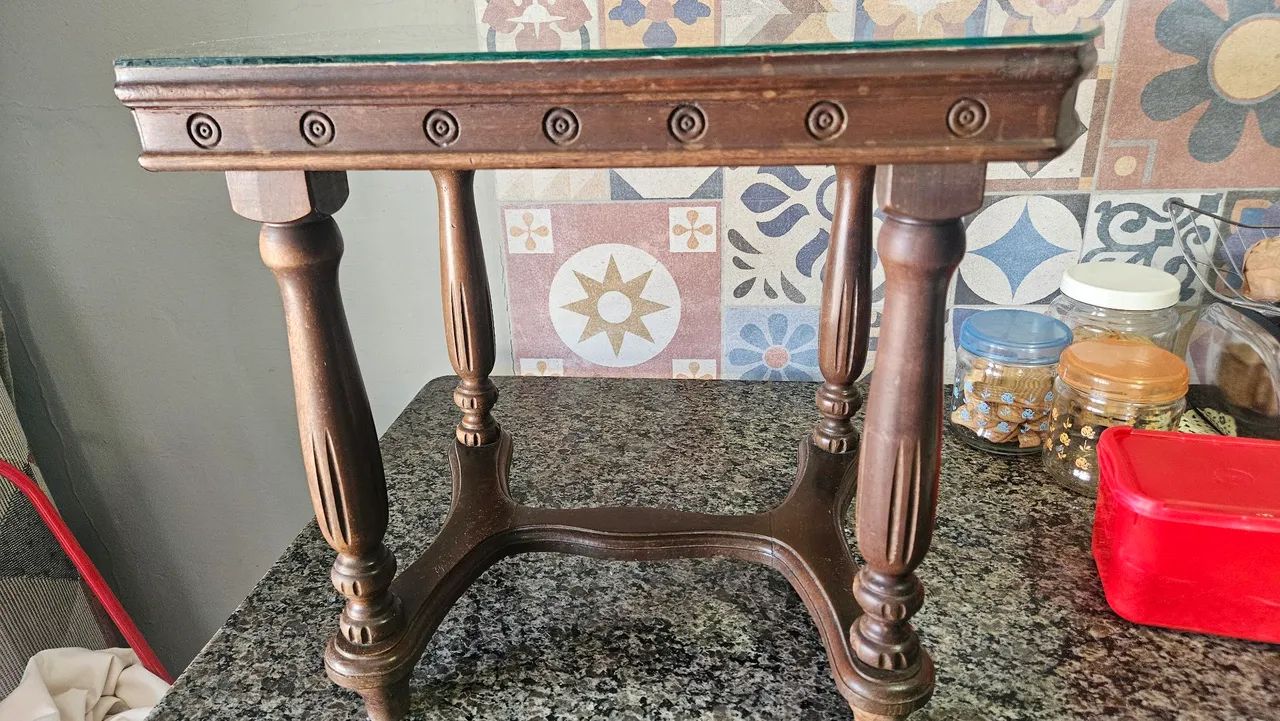 Mesa De Apoio Antiga Com Tampo Decorado E Vidro Protetor - Foto 5