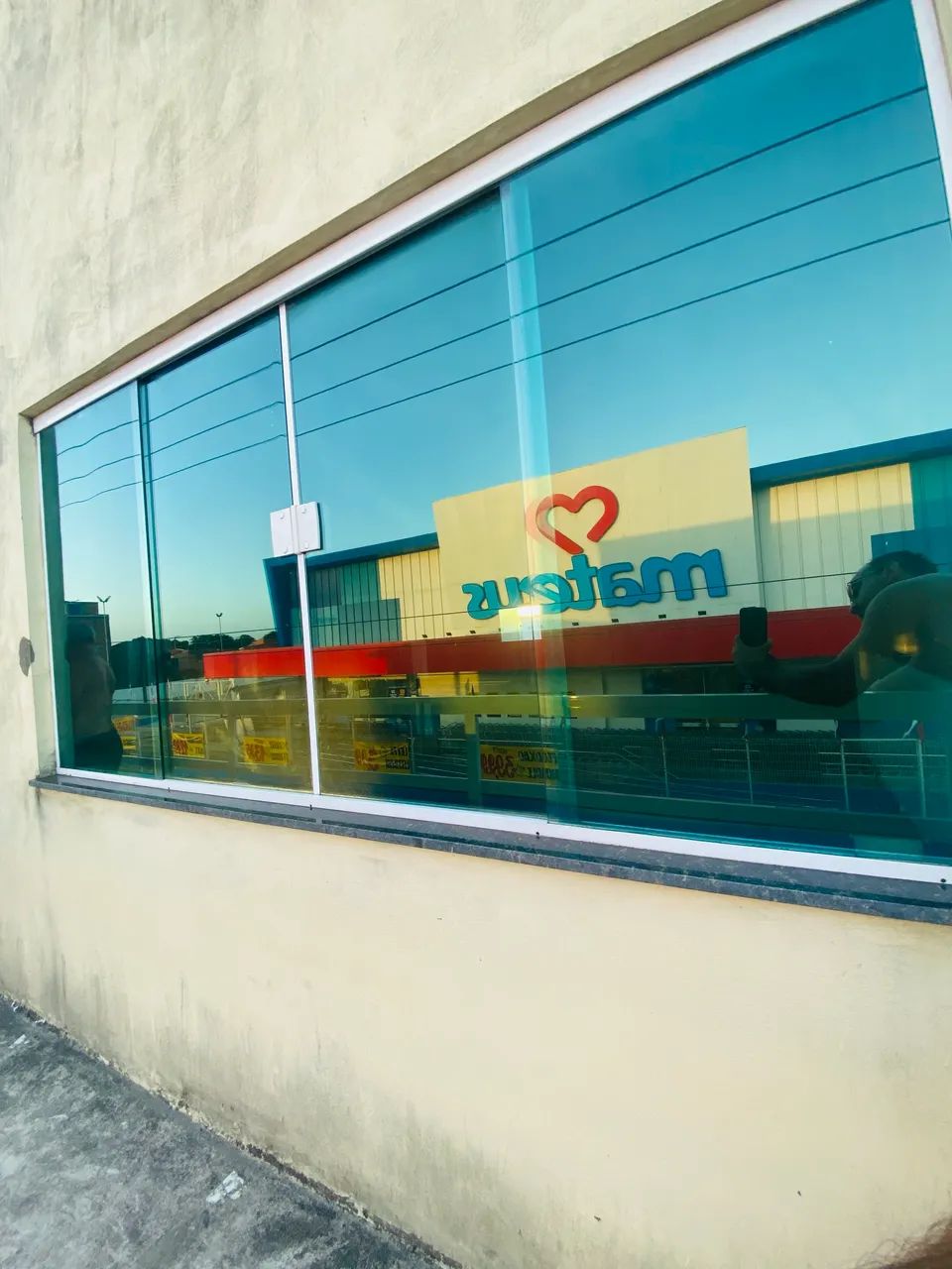 Janela de vidro com e sem soleira 