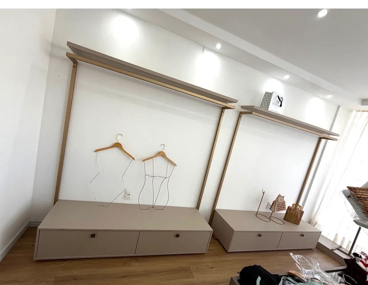 Vendo a1.500 cada uma arara projetada com gavetões só chame se for comprar ok 