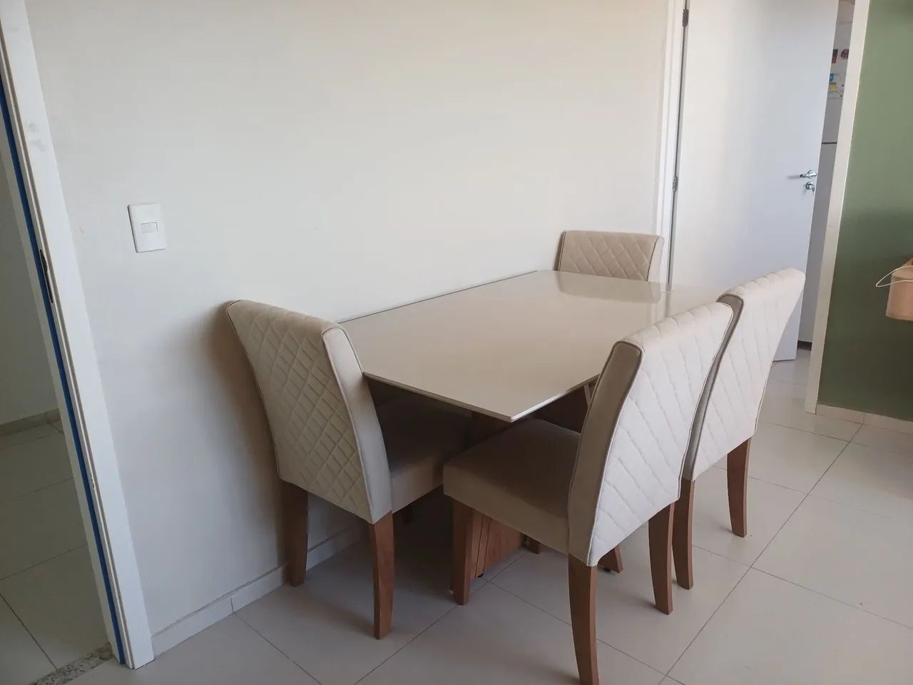 Mesa com 4 cadeiras