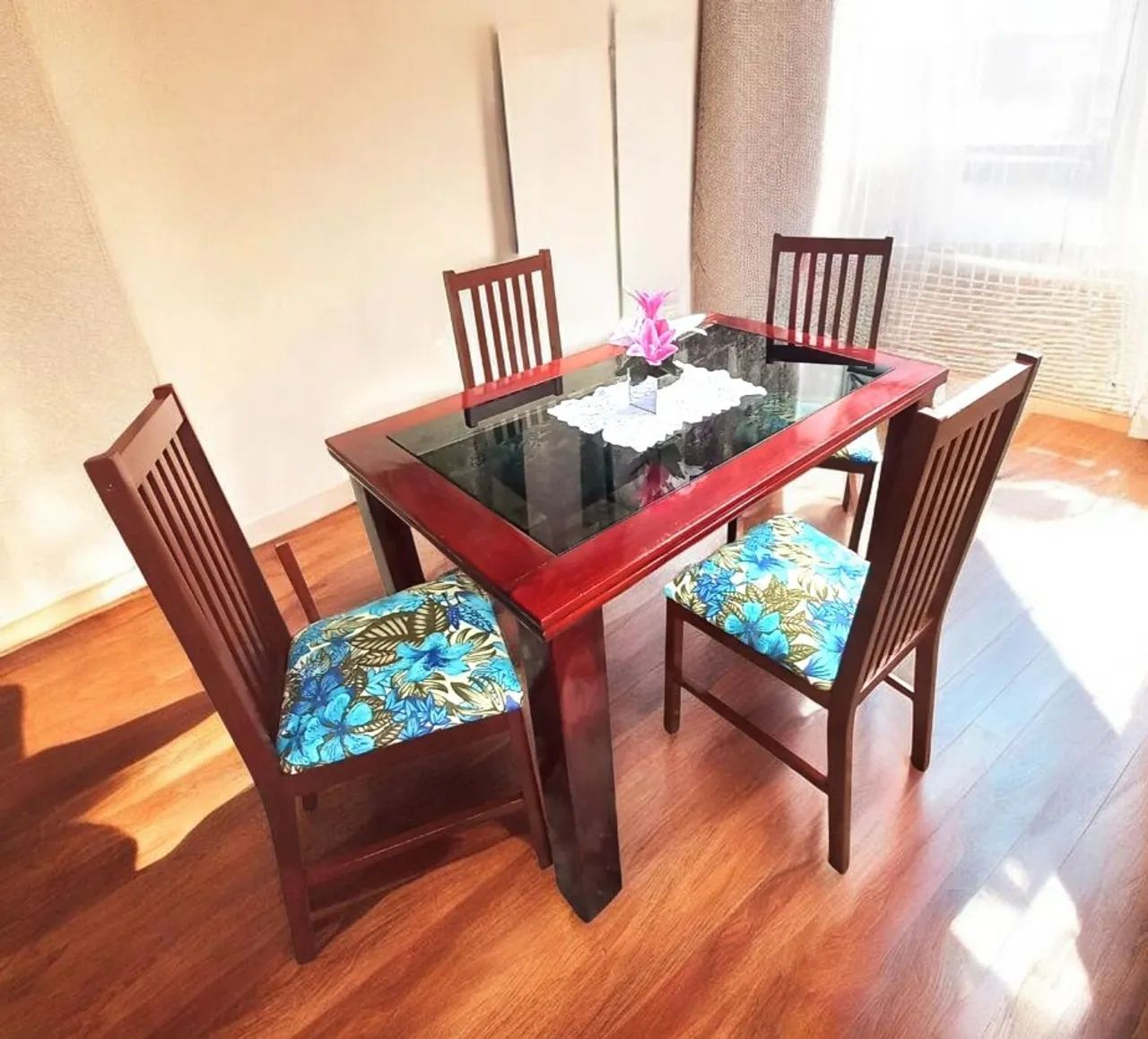 Conjunto de mesa de Jantar em Madeira Macom quatro cadeiras - Foto 2