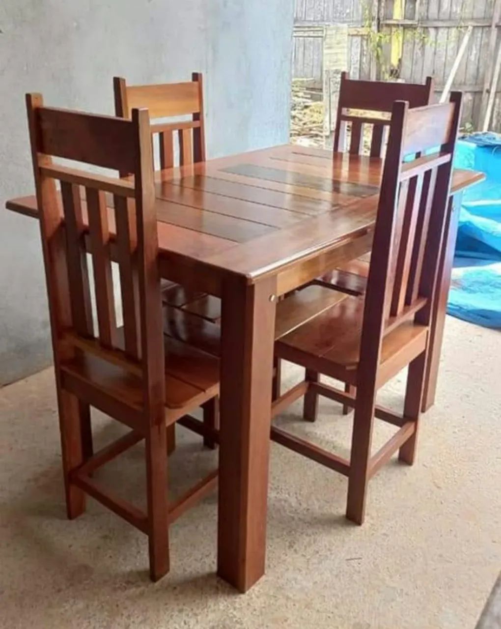 Mesa de madeira com 4 cadeiras  - Foto 3