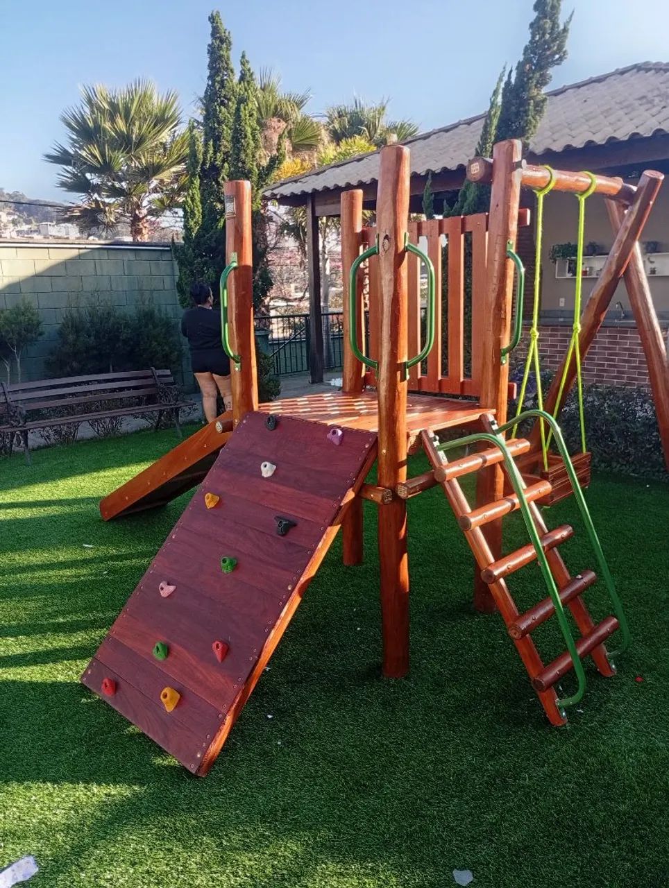 Playground de madeira de lei